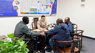A Cameroonian customer visited the Shenzhen factory and placed an order for a Dongfeng 8x4 truck crane.