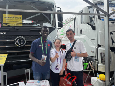Exclusive from the Guangzhou International Trade Fair | Central Asian clients sign on-site agreement, opening a new chapter in truck crane cooperation.