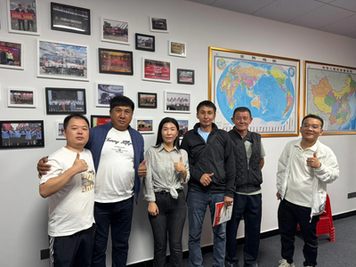 A Kyrgyz customer visited the factory and signed an order for two aerial work platforms.