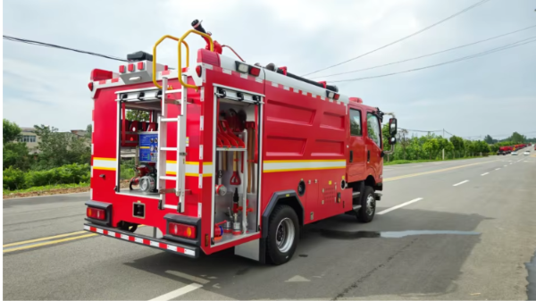 Dongfeng 4x4 double-row cab 5000-liter fire truck