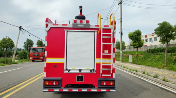 Dongfeng 4x4 double-row cab 5000-liter fire truck