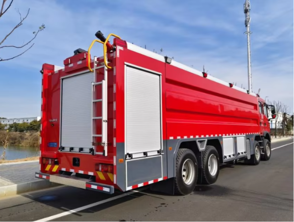 Sinotruk Howo 8X4 24000L Foam Fire Truck
