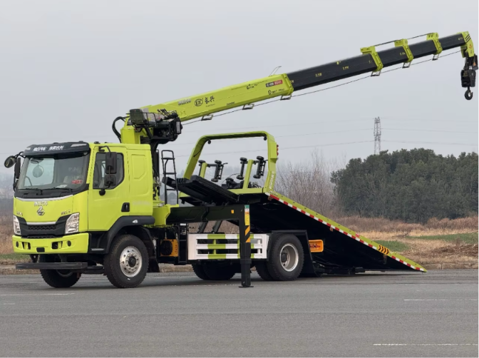 Dongfeng 4×2 8 Ton Wrecker Truck with Crane
