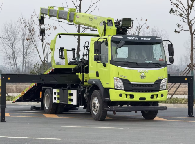 Dongfeng 4×2 8 Ton Wrecker Truck with Crane