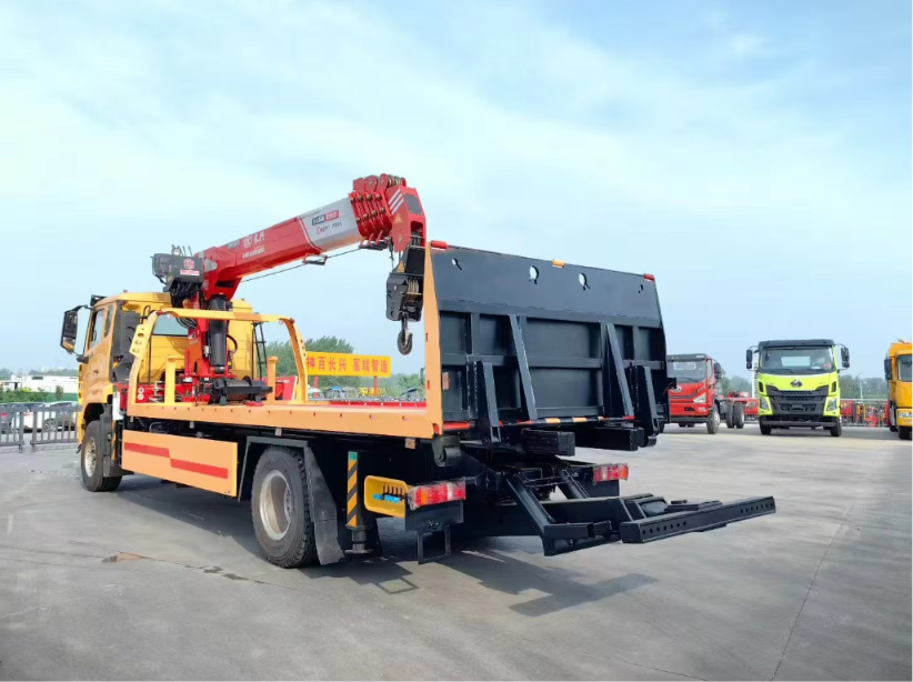 HOWO 4x2 8 Ton Flatbed Wrecker Truck Mounted Crane