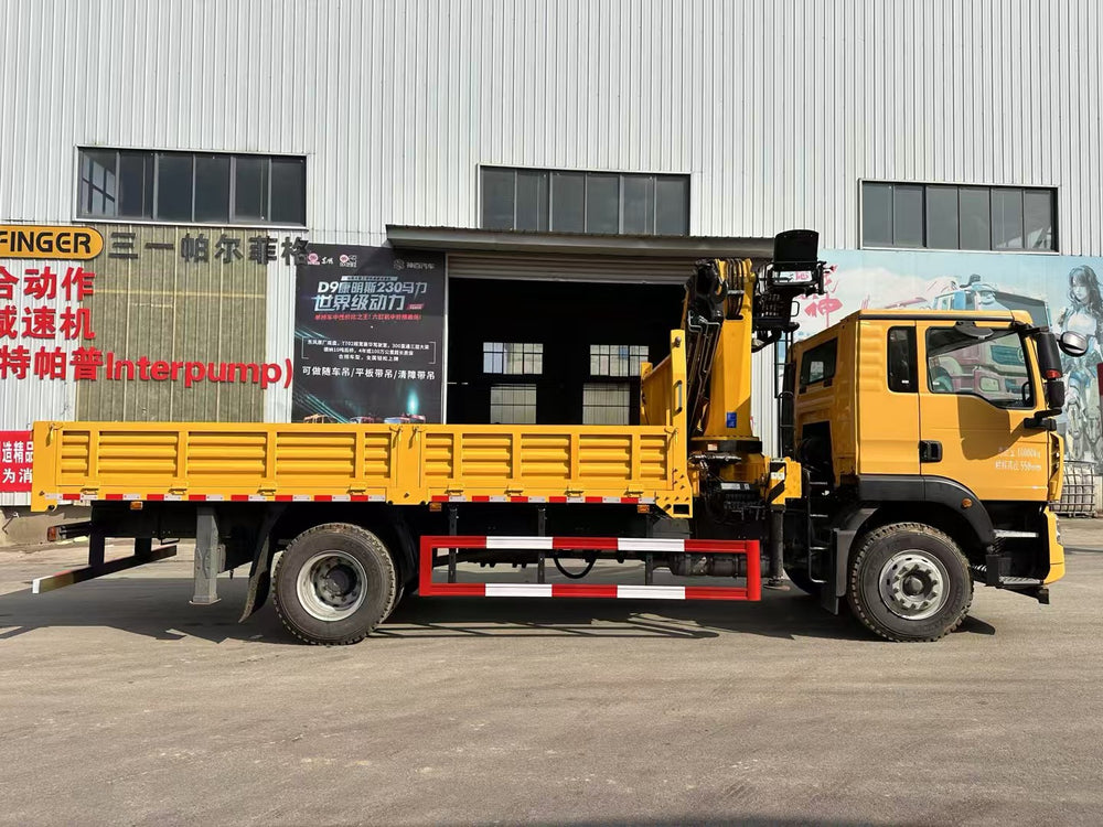 Howo 4X2 8T  XCMG Knuckle Boom Crane