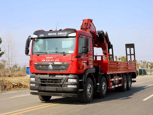 HOWO 8X4 25-ton folding boom crane with a ladder in the cargo box can transport construction machinery and equipment