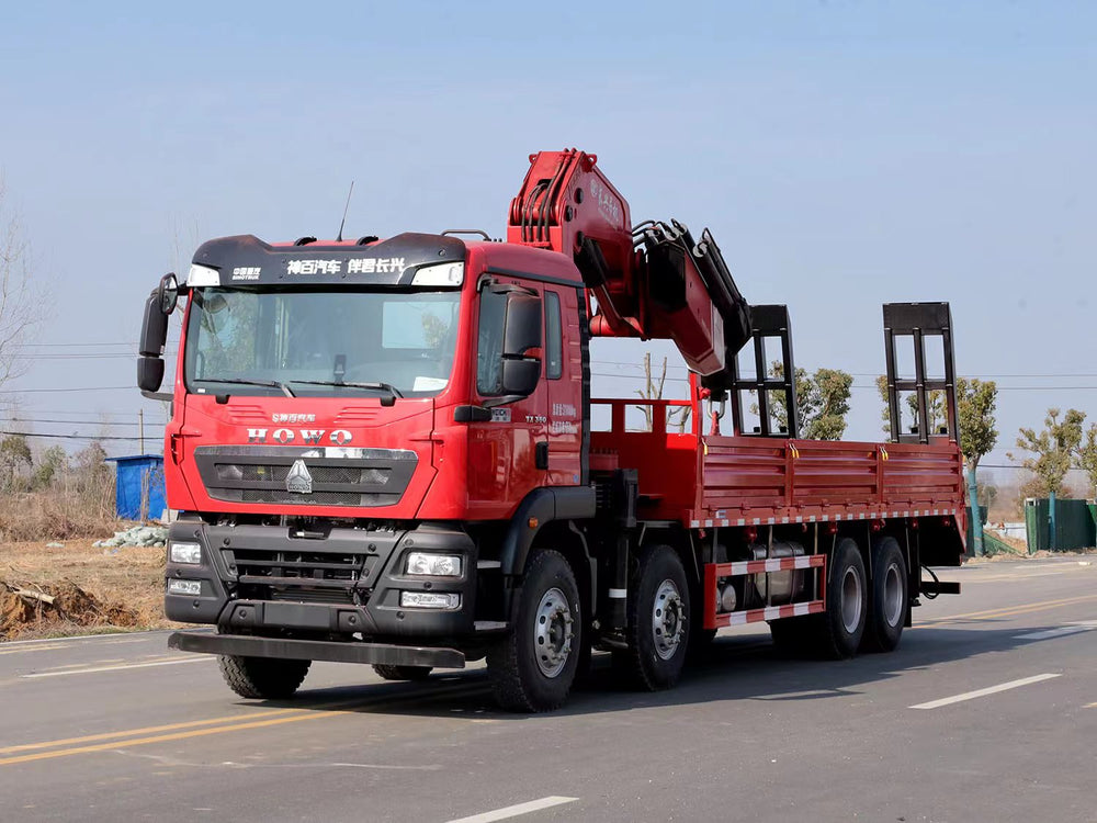 HOWO 8X4 25-ton folding boom crane with a ladder in the cargo box can transport construction machinery and equipment