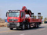 HOWO 8X4 25-ton folding boom crane with a ladder in the cargo box can transport construction machinery and equipment