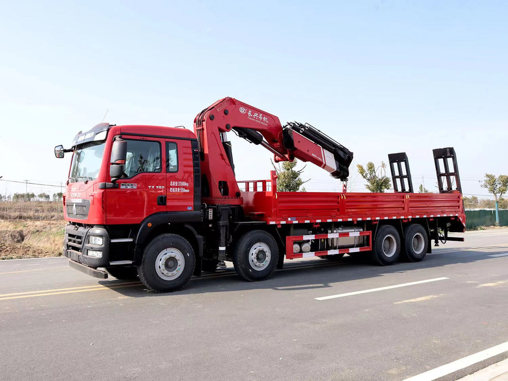 HOWO 8X4 25-ton folding boom crane with a ladder in the cargo box can transport construction machinery and equipment