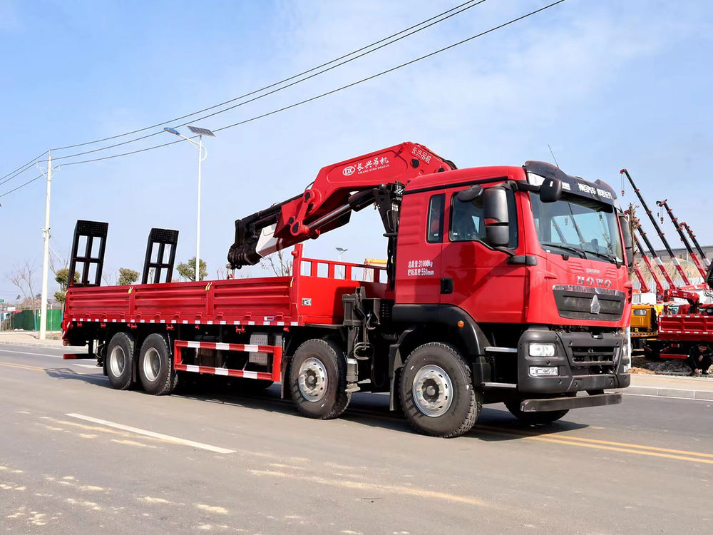 HOWO 8X4 25-ton folding boom crane with a ladder in the cargo box can transport construction machinery and equipment