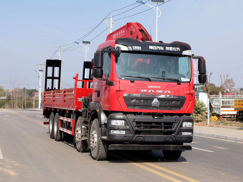 HOWO 8X4 25-ton folding boom crane with a ladder in the cargo box can transport construction machinery and equipment