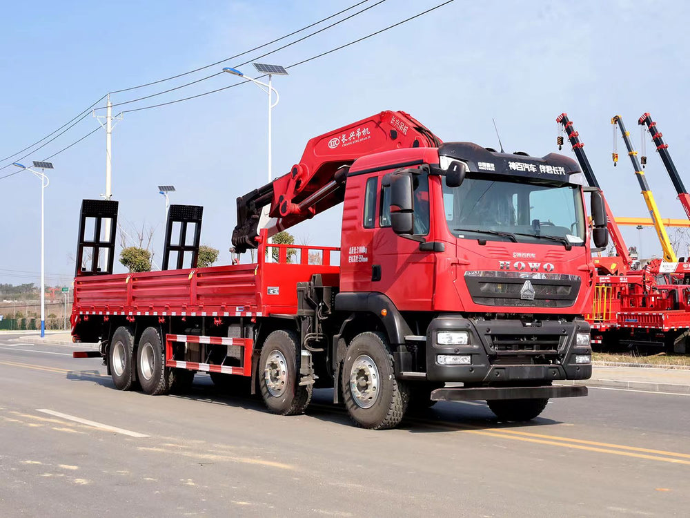 HOWO 8X4 25-ton folding boom crane with a ladder in the cargo box can transport construction machinery and equipment
