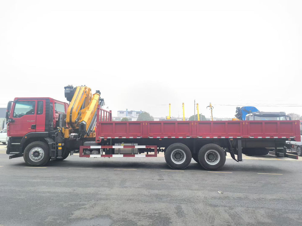 Howo 6X4 XCMG 21 T Folding Boom Crane