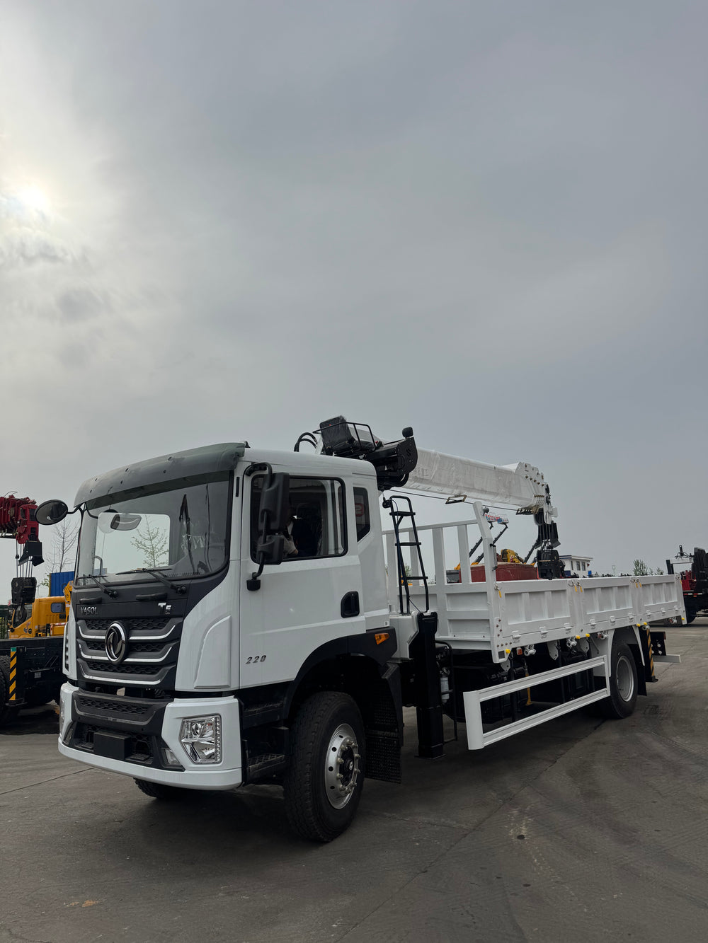 Dengfeng 8T truck-mounted crane
