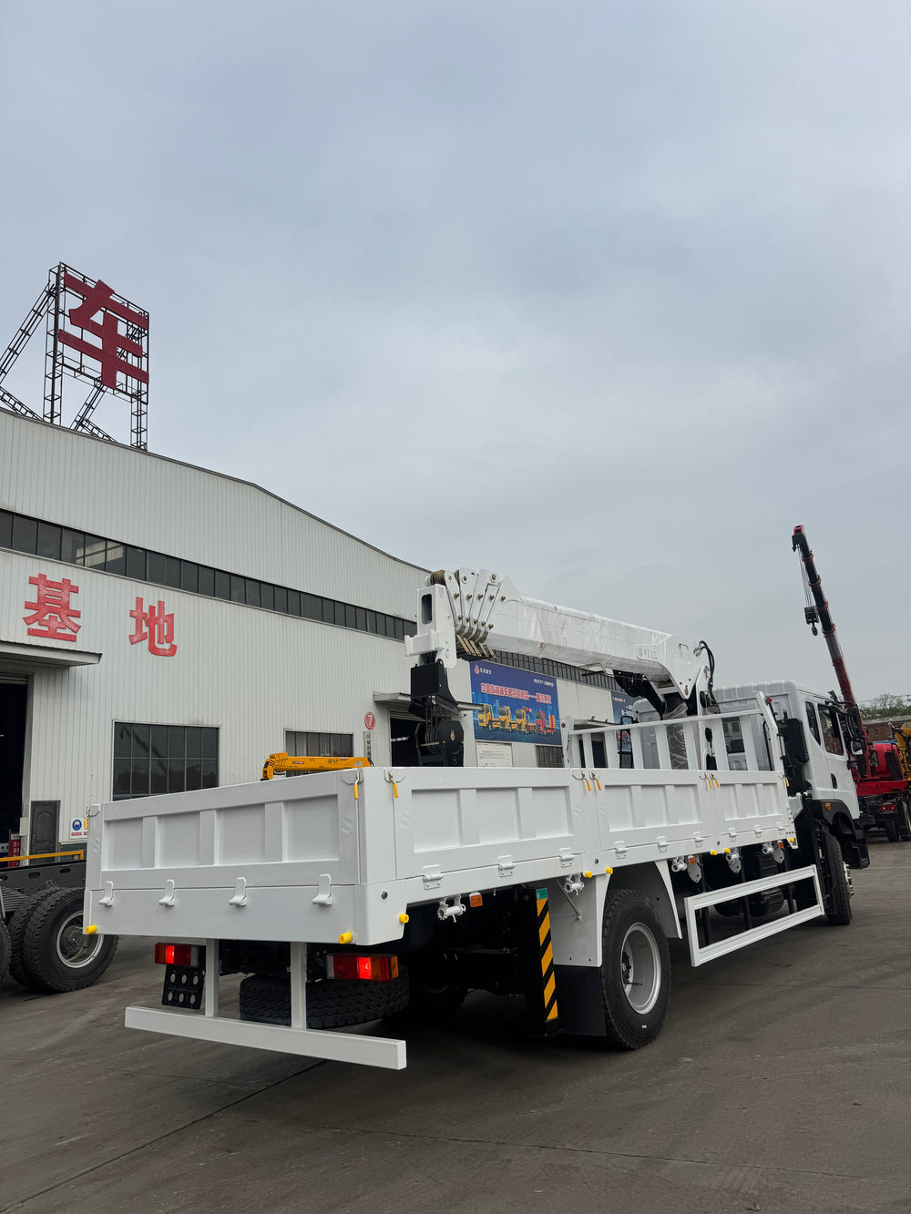 Dengfeng 8T truck-mounted crane