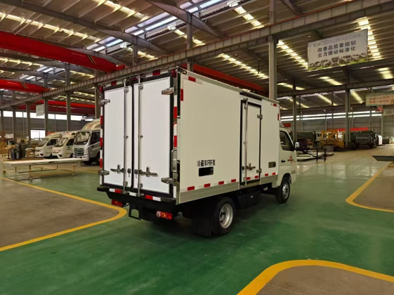 FOTON 4x2 2T Refrigerated Truck