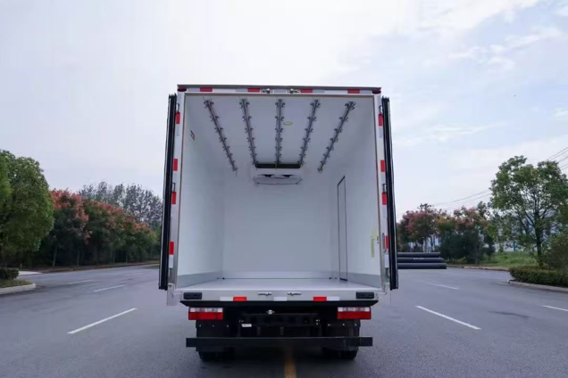 4 X2 HOWO 5T Refrigerator truck