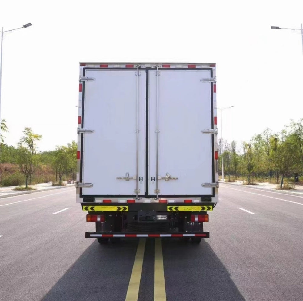 4 X2 HOWO 5T Refrigerator truck
