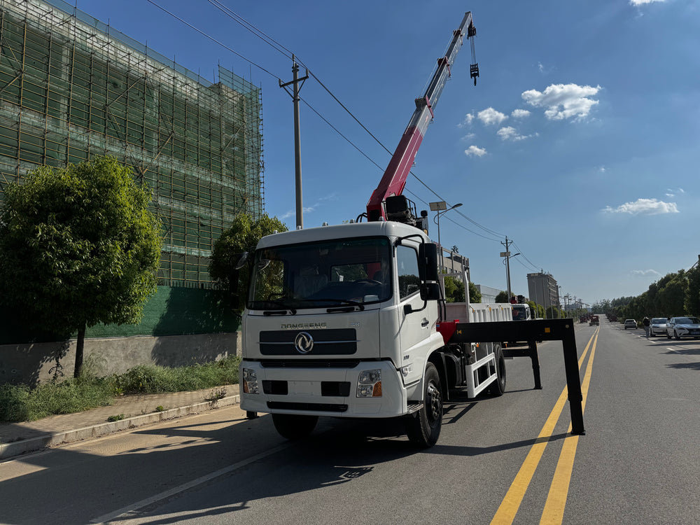 Dongfeng 4X2 8-ton folding boom truck crane