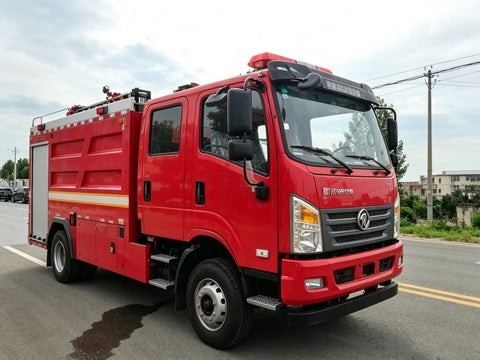 Пожарная машина Dongfeng 4x4 с двухрядной кабиной, объем цистерны 5000 литров