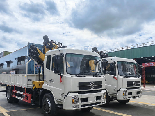 Dongfeng 4x4 XCMG 10-ton folding boom crane