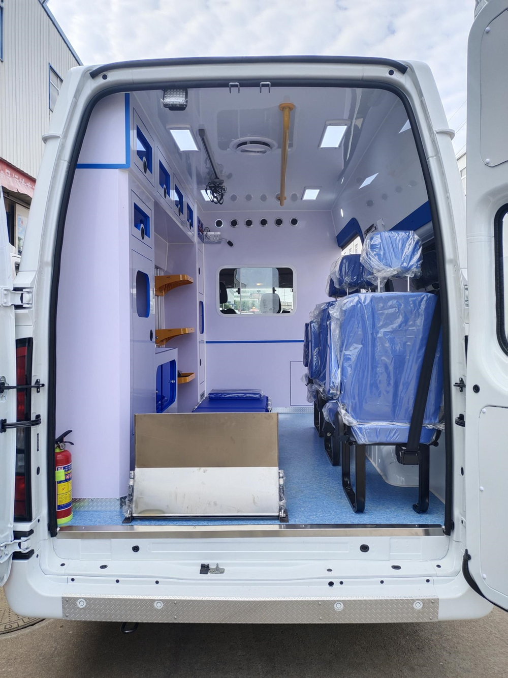 JMC Shunda Mid-wheelbase Mid-roof Diesel Patient Monitor Ambulance