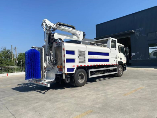 HOWO 10m³ Wall Cleaning Truck