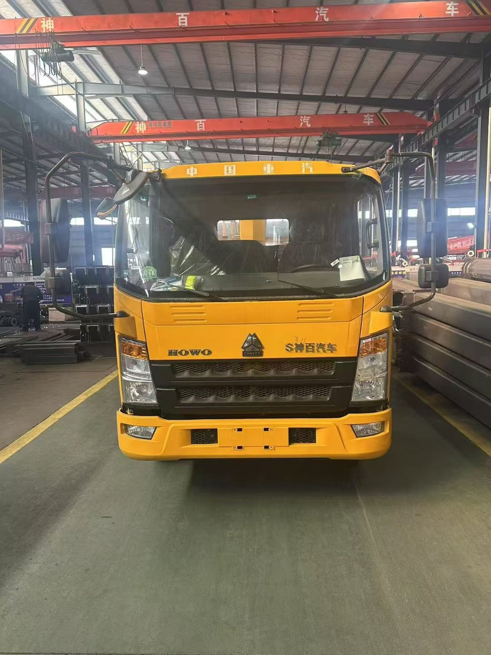 HOWO 4T truck-mounted crane