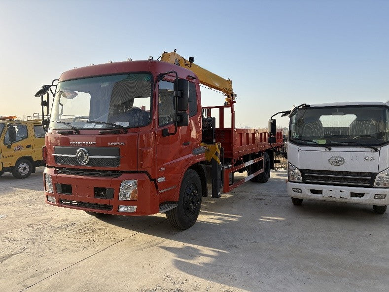 Dongfeng 4X2  5ton truck-mounted crane