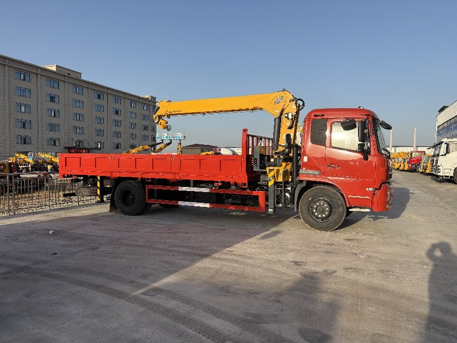 Dongfeng 4X2  5ton truck-mounted crane