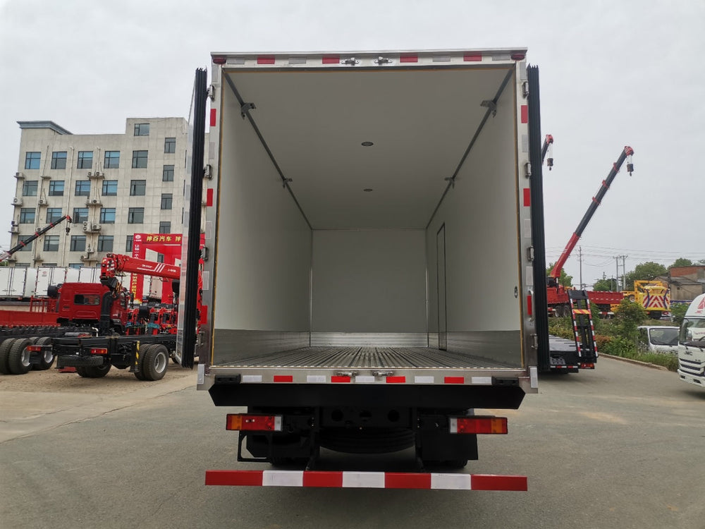 DongFeng 290HP Refrigerated Truck