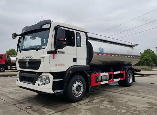 Sinotruk HOWO fresh milk tank truck - front three-quarter view