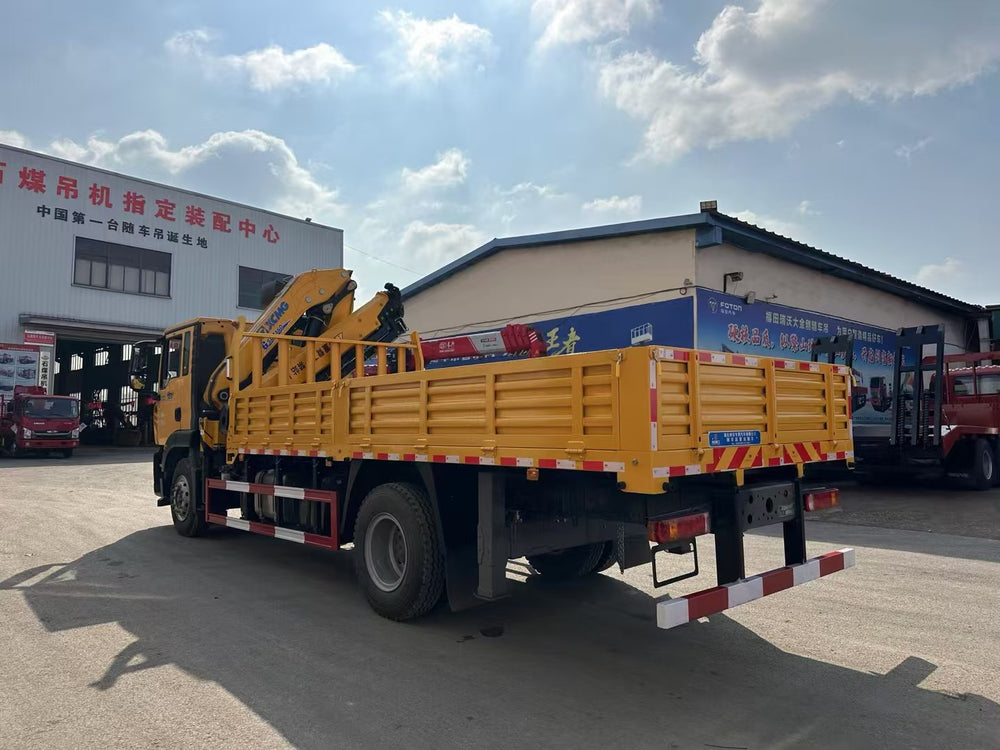 Howo 4X2 8T  XCMG Knuckle Boom Crane