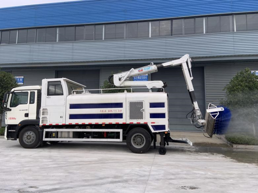 HOWO 10m³ Wall Cleaning Truck